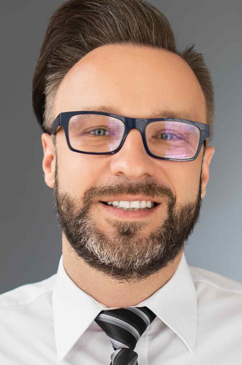http://krenergyengineers.com/wp-content/uploads/2019/02/team_02-850x1280.jpg